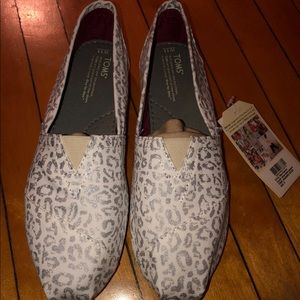 Toms- Snow Leopard Silver Slip On’s
